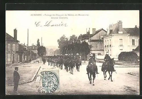 AK Auxerre, Passage des Dragons de Melun, et Manoeuvres, Avenue Gambetta