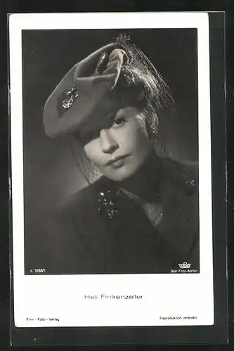 AK Heli Finkenzeller im Mantel mit Hut