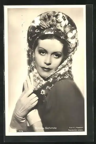 AK Sybille Schmitz mit Handschuhen und Kopftuch