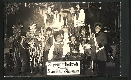 AK Zigeunerhochzeit in Slawikau, kostümierte Teilnehmer des Festes