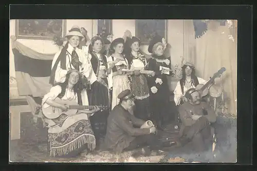 AK Soldaten und Frauen in Trachtenkleidern beim Musizieren