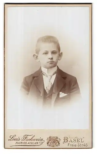 Fotografie Louis Frohwein, Basel, Frei Str. 45, Portrait niedlicher blonder Bube in Krawatte und Jackett