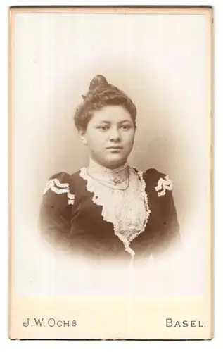 Fotografie J. W. Ochs, Basel, St. Johannvorstadt 35, Portrait bildschöne junge Frau mit Dutt in bestickter Bluse