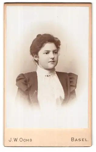 Fotografie J. W. Ochs, Basel, St. Johannvorstadt 35, Portrait dunkelhaariges Fräulein mit Dutt