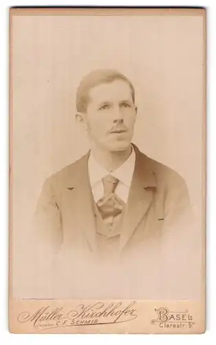 Fotografie C. F. Schmid, Basel, Clarastr. 5, Portrait charmanter junger Mann in Krawatte und Jackett