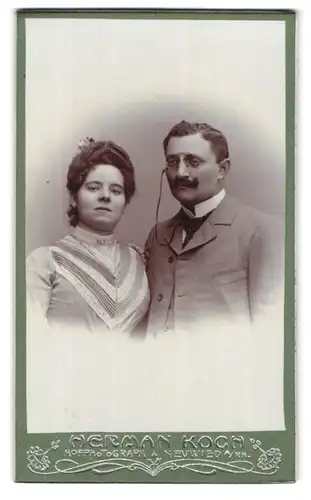 Fotografie Herman Koch, Neuwied / Rhein, Portrait eines elegant gekleideten jungen Paares