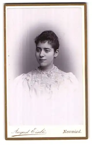 Fotografie August Eisele, Neuwied / Rhein, Rheinstr. 45, Portrait bildschönes Fräulein mit dunklem Haar