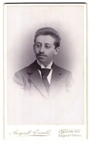 Fotografie August Eisele, Neuwied / Rhein, Rheinstr. 45, Portrait stattlicher junger Mann in Krawatte und Jackett