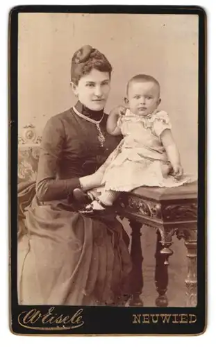 Fotografie Albert Eisele, Neuwied / Rhein, Marktstr. 43, Portrait stolze Mutter mit niedlichem Kleinkind