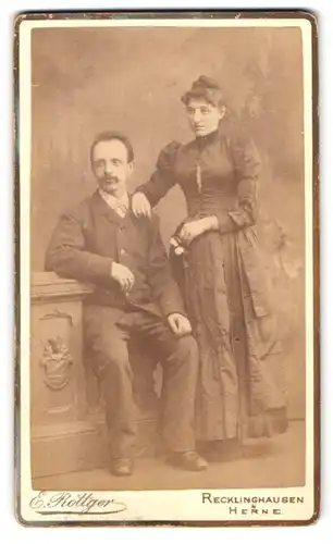 Fotografie E. Röttger, Recklinghausen, Portrait eines elegant gekleideten Paares