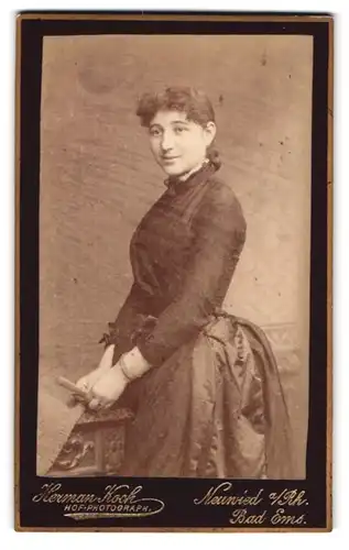 Fotografie Herman Koch, Neuwied / Rhein, Portrait charmant lächelndes Fräulein im prachtvollen Kleid