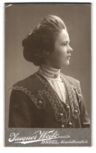 Fotografie Jacques Weiss, Basel, Elisabethenstr. 4, Portrait bildschönes Fräulein mit Brosche am bestickten Blusenkragen