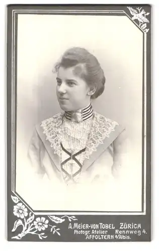 Fotografie A. Meier von Tobel, Zürich, Rennweg 4, Portrait bildschönes Fräulein in elegant bestickter Bluse