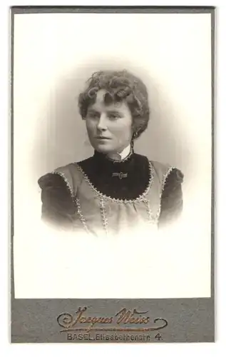 Fotografie Jacques Weiss, Basel, Elisabethenstr. 4, Portrait elegant gekleidete Dame mit lockigem Haar