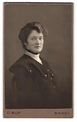Fotografie C. Ruf, Basel, Steinenthorberg 20, Portrait dunkelhaarige junge Frau mit zurückgebundenem Haar
