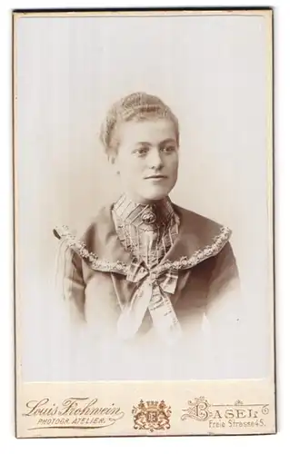 Fotografie Louis Frohwein, Basel, Freie Str. 45, Portrait bildschönes blondes Fräulein in elegant bestickter Bluse