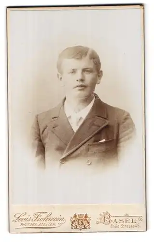 Fotografie Louis Frohwein, Basel, Freie Str. 45, Portrait blonder junger Mann im eleganten Jackett