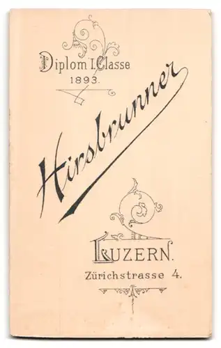 Fotografie Hirsbrunner, Luzern, Zürichstr. 4, Portrait bezauberndes Kleinkind im Sessel liegend