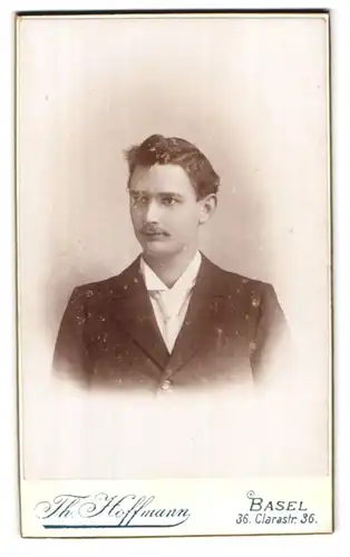 Fotografie Th. Hoffmann, Basel, Clarastr. 36, Portrait charmanter junger Mann in Krawatte und Jackett