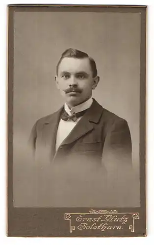 Fotografie Ernst Glutz, Solothurn, Niklaus-Conrad-Str., Portrait charmanter junger Mann mit Schnurrbart im Jackett
