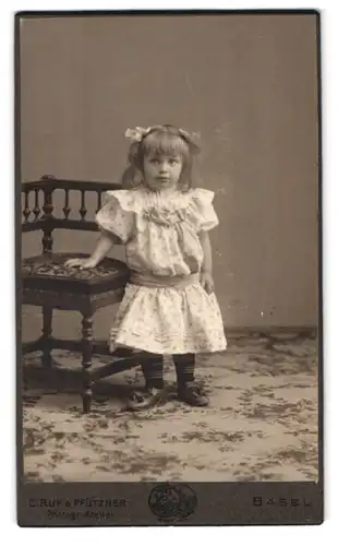 Fotografie C. Ruf, Basel, Steinenthorberg 20, Portrait süsses blondes Mädchen mit Haarschleifen