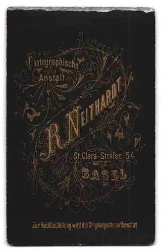 Fotografie R. Neithardt, Basel, St. Clara-Str. 54, Portrait kleines Mädchen mit süssen Locken im weissen Hemdchen