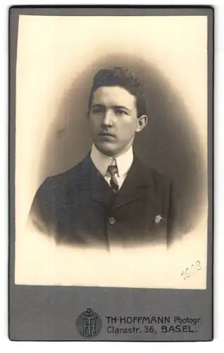 Fotografie Th. Hoffmann, Basel, Clarastr. 36, Portrait charmanter junger Mann mit Krawatte im Jackett
