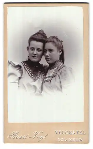 Fotografie Rossi-Vogt, Neuchatel, Rue du l'Hopital, Portrait zwei bildschöne junge Frauen in eleganten Kleidern