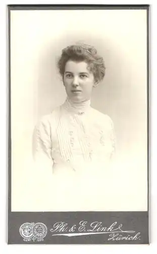 Fotografie Ph. & E. Link, Zürich, Marktgasse, Portrait bildschönes Fräulein in gerüschter Bluse