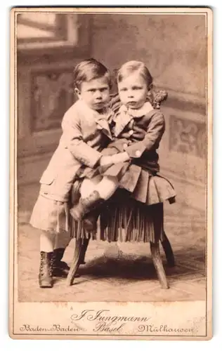 Fotografie J. Jungmann, Basel, Portrait niedliches Kinderpaar in hübscher Kleidung