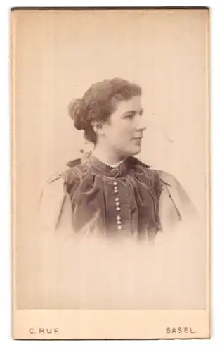 Fotografie C. Ruf, Basel, Steinenthorberg 20, Portrait bildschönes Fräulein mit Dutt