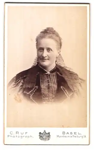 Fotografie C. Ruf, Basel, Steinthorberg 20, Portrait einer elegant gekleideten Dame mit Schleier am Hinterkopf