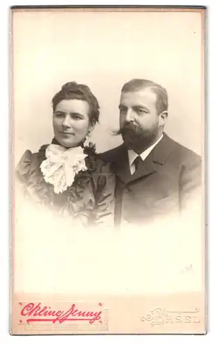 Fotografie Kling Jenny, Basel, Portrait eines elegant gekleideten Paares