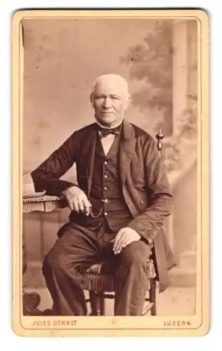 Fotografie Jules Bonnet, Luzern, Portrait betagter Herr mit Halbglatze und grauem Haar