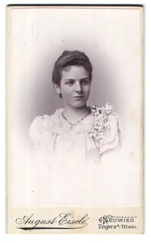 Fotografie August Eisele, Neuwied, Rheinstr. 45, Portrait bildschönes Fräulein mit Dutt und Halskette