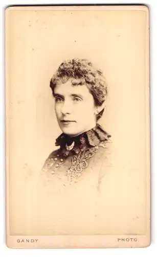 Fotografie C. A. Gandy, London, 5, Bishopsgate, Portrait schönes Fräulein mit lockigem Haar