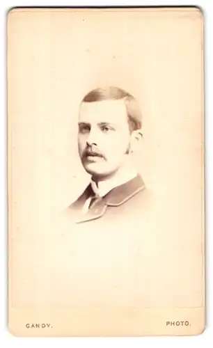 Fotografie C. A. Gandy, London, 5, Bishopsgate, Portrait elegant gekleideter junger Mann mit Schnurrbart