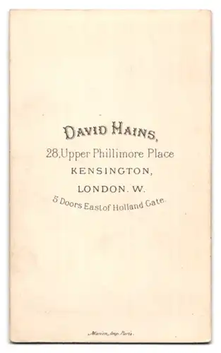 Fotografie David Hains, Kensington, 28 Upper Phillimor Place, Portrait bildschönes Mädchen mit zurückgebundem Haar