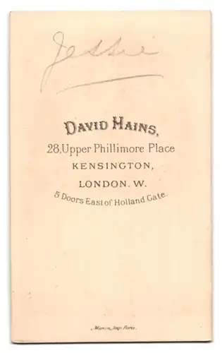 Fotografie David Hains, Kensington, 28 Upper Phillimor Place, Portrait bildschönes Fräulein mit Hut