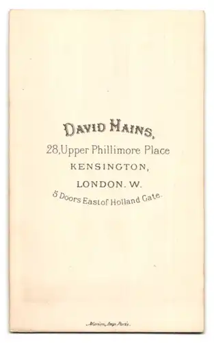 Fotografie David Hains, Kensington, 28 Upper Phillimor Place, Portrait bildschönes Fräulein mit Flechtdutt