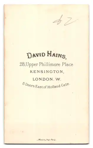 Fotografie David Hains, Kensington, 28 Upper Phillimor Place, Portrait junger Mann im eleganten Jackett