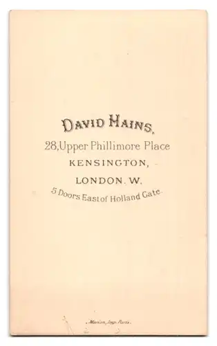 Fotografie David Hains, Kensington, 28 Upper Phillimor Place, Portrait charmanter Herr mit Schnurrbart im Jackett