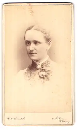 Fotografie B. J. Edwards, London, 6 The Grove, Portrait bildschönes blondes Fräulein mit Ansteckblume am Kleid