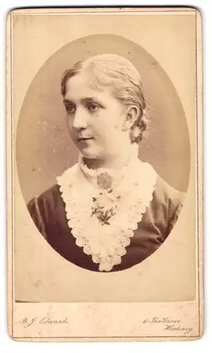 Fotografie B. J. Edwards, London, 6 The Grove, Portrait blonde Schönheit mit Brosche am Kleiderkragen