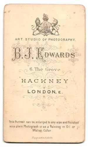 Fotografie B. J. Edwards, London, 6 The Grove, Portrait blonde Schönheit mit Brosche am Kleiderkragen