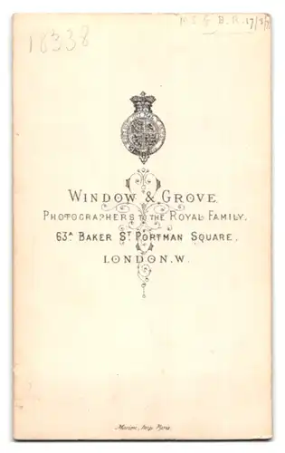 Fotografie Window & Grove, London, 63a Baker St., Portrait bildschönes Fräulein im elegant gerüschten Kleid