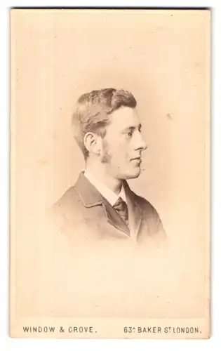 Fotografie Window & Grove, London, 63a Baker St., Portrait charmanter junger Mann in Krawatte und Jackett