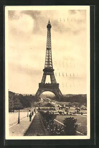 AK Paris, La Tour Eiffel, Eiffelturm vom Park aus gesehen