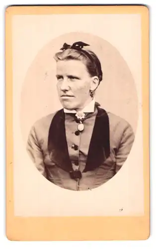 Fotografie J. B. Franta, München, Portrait einer elegant gekleideten Dame mit Haarband