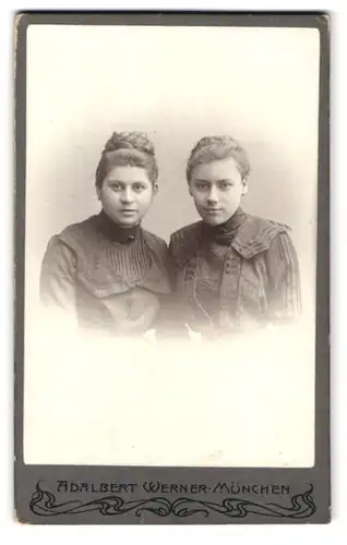 Fotografie Adalbert Werner, München, Elisenstr. 7, Portrait zwei bildschöne junge Frauen mit Flechtfrisuren